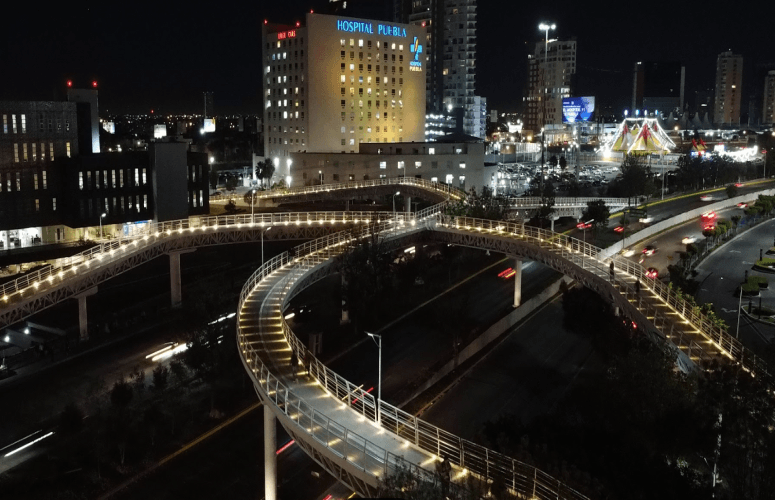 Vista nocturna de la ciclopista Atlixcáyotl, rehabilitada por Céspedes