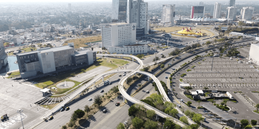 Vista nocturna de la ciclopista Atlixcáyotl, rehabilitada por Céspedes