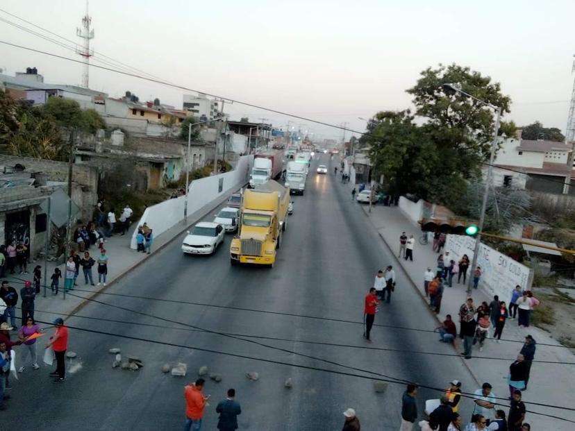 Cierran en Chachapa carretera federal Puebla-Tehuacán