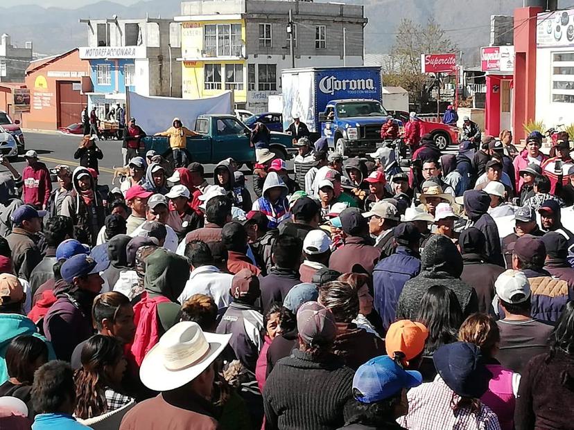 Cierran en Chachapa carretera federal Puebla-Tehuacán