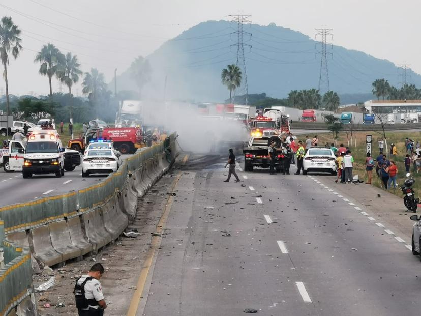 Sobrevive a explosión de tráiler en la Puebla-Córdoba