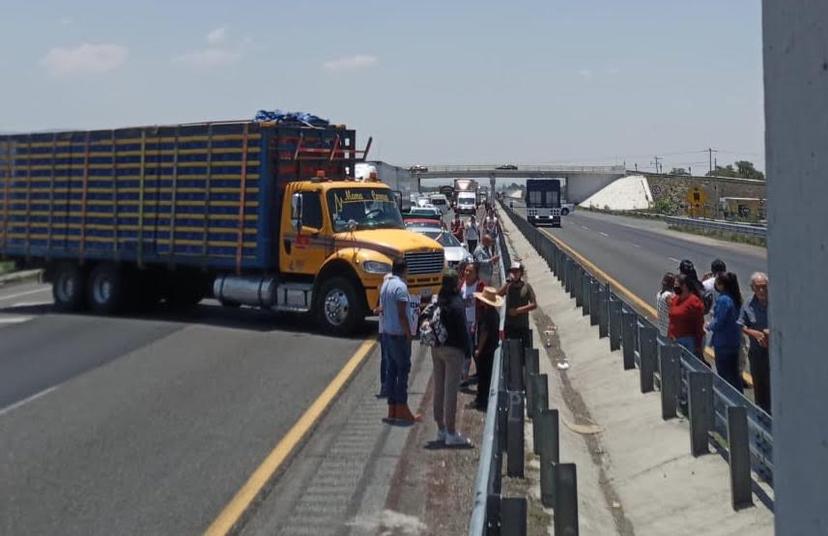 VIDEO Bloquean en ambos sentidos la Puebla- Orizaba en Tecamachalco