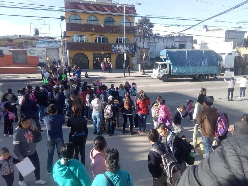 Padres cierran carretera federal en Chachapa, exigen maestros