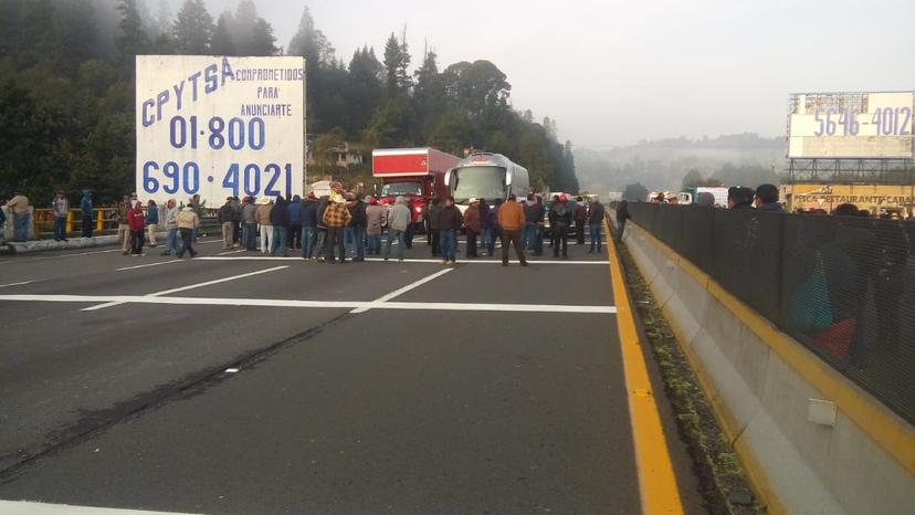 Ejidatarios de Río Frío cierran autopista; exigen pago a la CFE