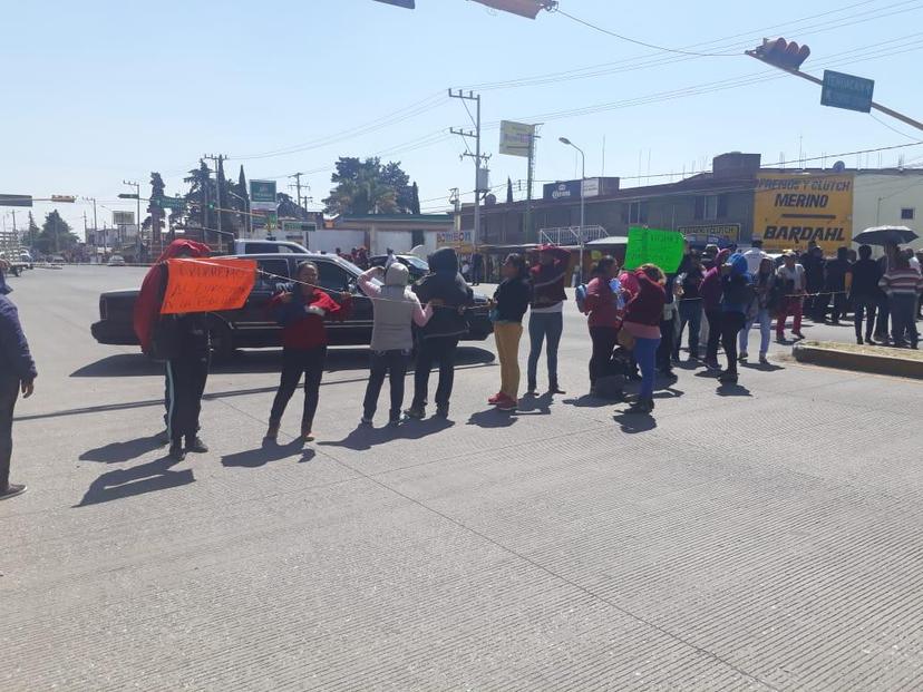 Bloquean padres de familia la federal a Tehuacán