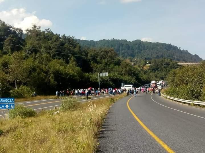 Bloquean taxistas la Teziutlán-Virreyes a la altura de Tlatlauquitepec