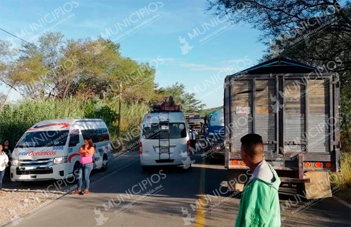 Bloquean carretera por inconformidad con edil de Coxcatlán