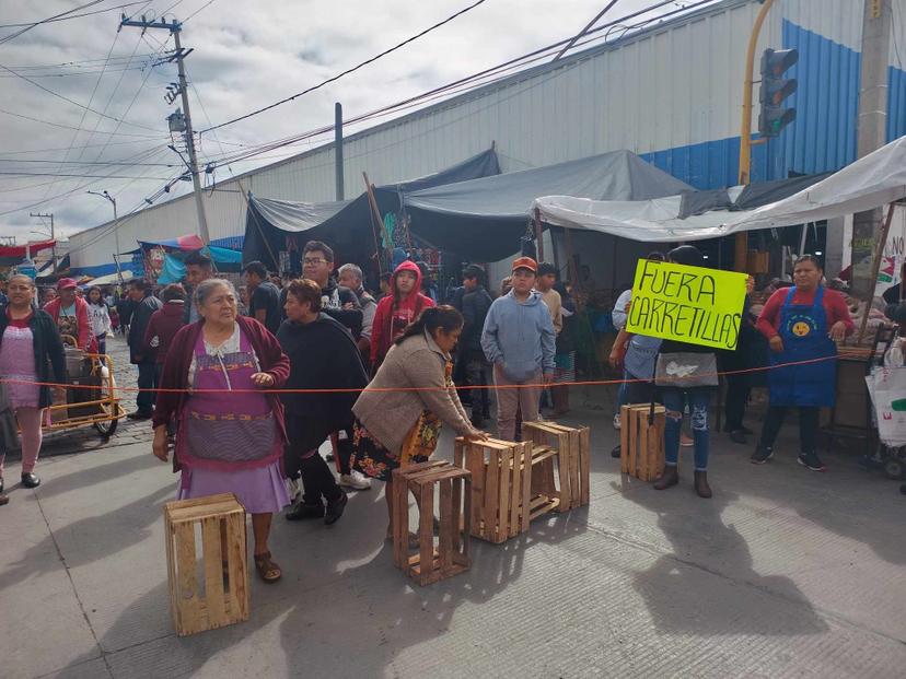 Comerciantes del mercado La Purísima bloquean vialidades en Tehuacán