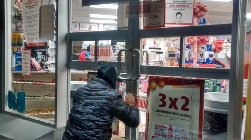 Con las manos en la chela: clausuran Oxxo rebelde en Huauchinango