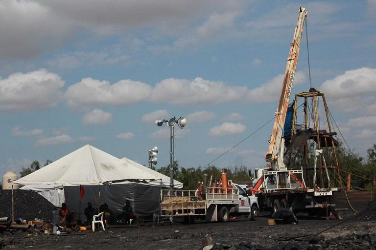 Frenan rescate de mineros por aumento de agua en pozo de carbón