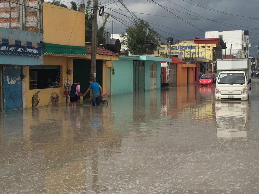 Lluvia inunda y cierra vialidades en Puebla y Cholula