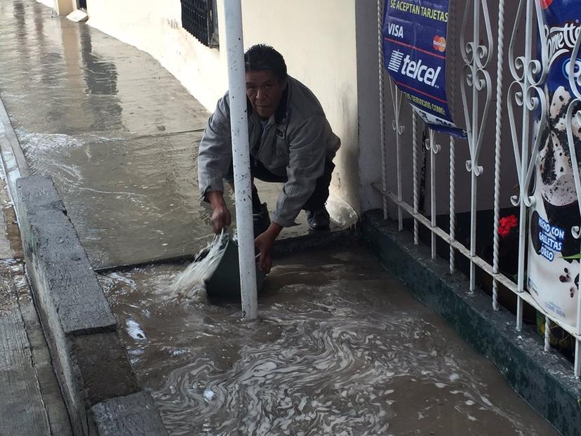 Lluvia inunda y cierra vialidades en Puebla y Cholula