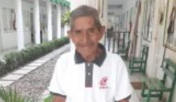 Abuelito de 80 años cumple su sueño de graduarse de preparatoria