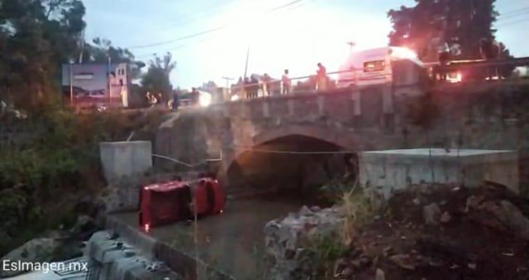 Cae camioneta en el Puente de los Suspiros