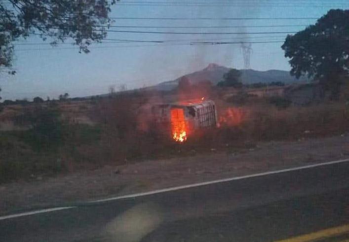 Chochan de frente y termina auto volcado y calcinado en Tepatlaxco 