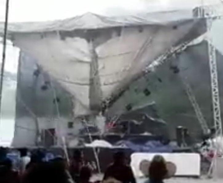 VIDEO Lluvia vence Teatro del Pueblo en Hueytamalco