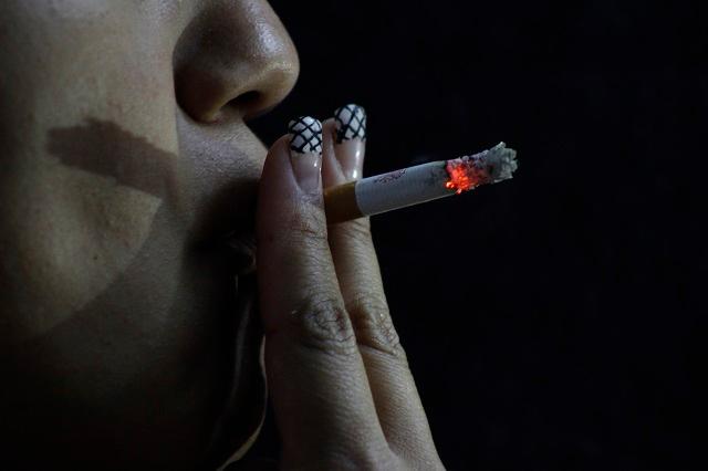 Proponen multa de 25 mil pesos a quien tire colillas de cigarro en la calle