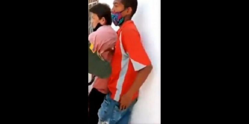 VIDEO Así le roba un hombre el celular a un policía que lo protegía