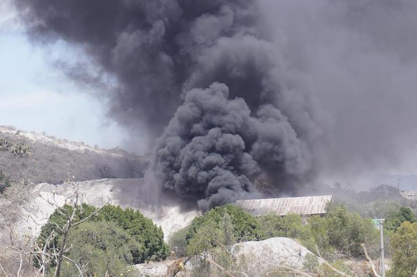 Incendio en cantera moviliza a cuerpos de auxilio en Tecamachalco