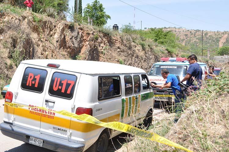 Encuentran muerto a chofer de transporte público en Acatlán