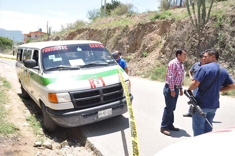 Encuentran muerto a chofer de transporte público en Acatlán