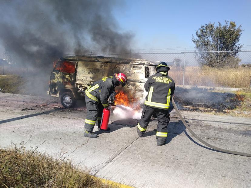 Falla mecánica provoca incendio de un vehículo en Huejoztingo