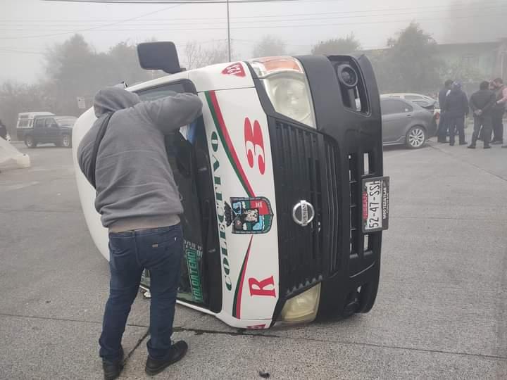 Tráiler se queda sin frenos e impacta combi en Chignautla; hay 12 heridos