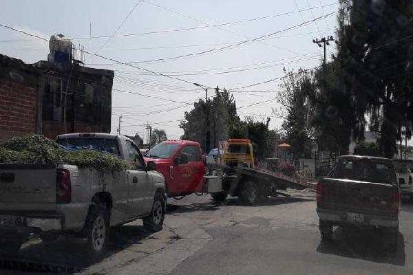 Bloquean paso a vendedores en calles aledañas al tianguis de Atlixco