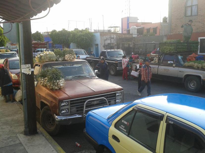 Improvisan puntos de venta en Atlixco ante prohibición