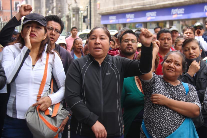 Protestan locatarios del mercado Amalucan en Segob municipal