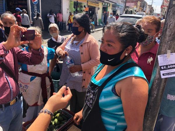 Protagonizan conflicto mujeres comerciantes e inspectores de Atlixco