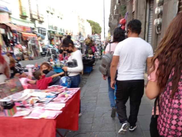 La necesidad hace que ambulantes sobrevivan a un año de covid en Puebla