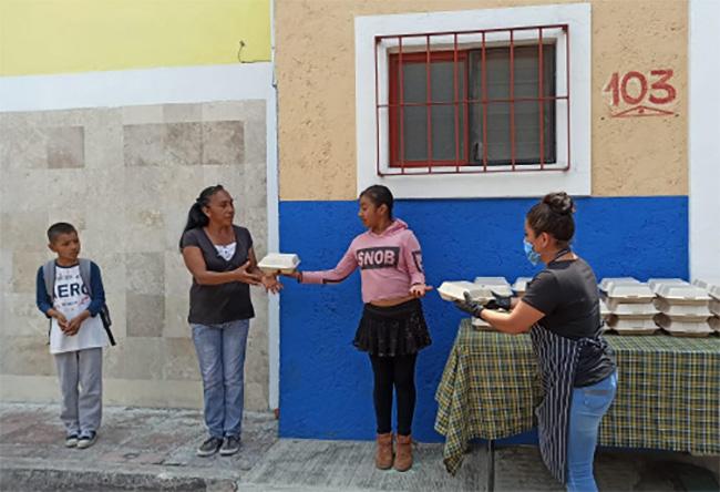 En Atlixco regalan comida a personas sin ingresos económicos ante contingencia