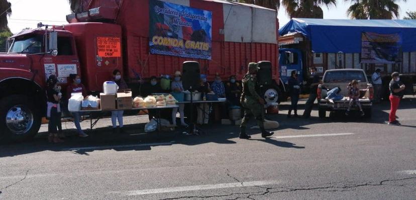 Regalan comida a transportistas en la Cuacnopalan-Oaxaca