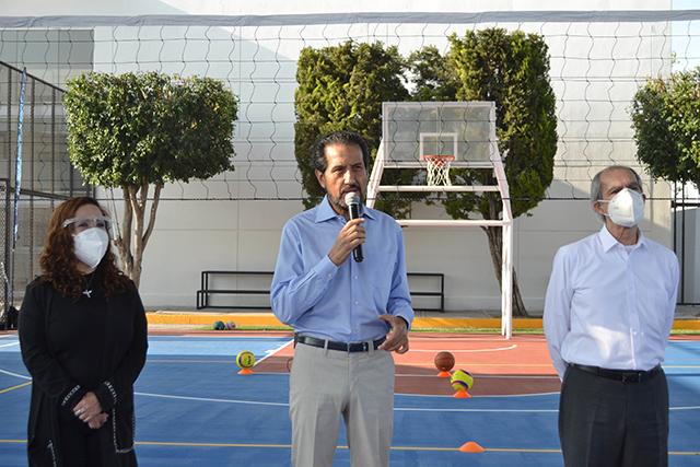 Alfonso Esparza entrega techado en cancha de Comunicación BUAP