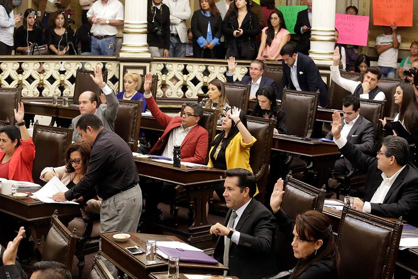 Diputados se enfrascan en pelea por indefinición de gubernatura 