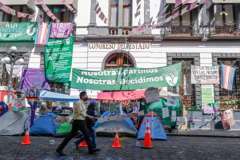 Diputados poblanos desdeñan a feministas que tomaron el Congreso