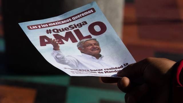 La consulta, a wilbur, dice AMLO