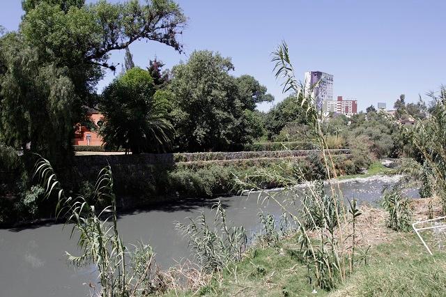 Corriente de río arrastra camión de Bienestar en comunidad de Zoquitlán 