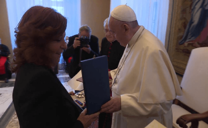 El papa entregó condecoración pontificia a Valentina Alazraki y Philip Pullella