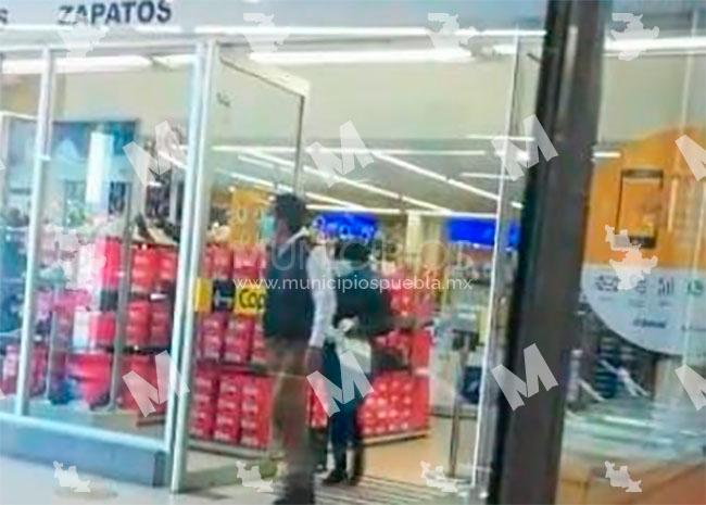 Pareja golpea empleado y roba casi 20 celulares en Coppel de Amozoc