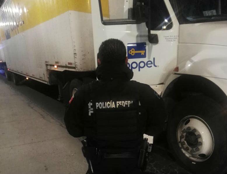 Frustran robo a tractocamión de Coppel en Tecamachalco