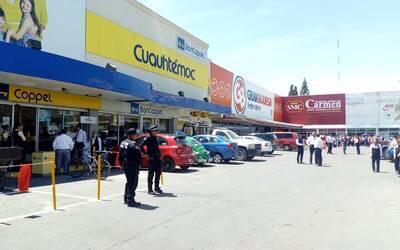 Detienen a pareja por robar ropa en Coppel de Tepeaca