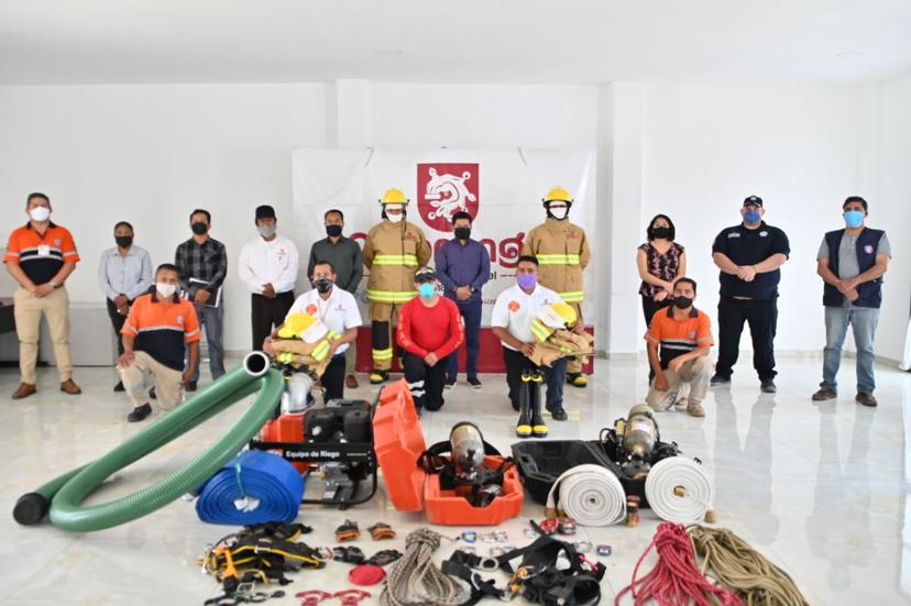 Reciben Bomberos de Coronango equipo y uniformes