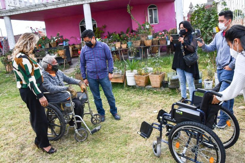 Teutli Cuautle entrega aparatos ortopédicos a ciudadanos