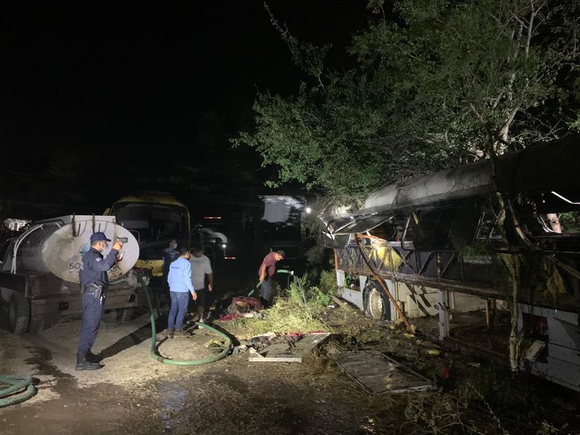 Fuego consume vehículos en corralón de la Secretaría de Movilidad en Acatlán  