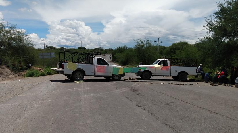 Inconformes de Coxcatlán logran acuerdos y desalojan carretera