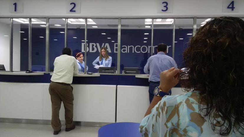 Asaltan a cuentahabiente dentro de BBVA de Zavaleta
