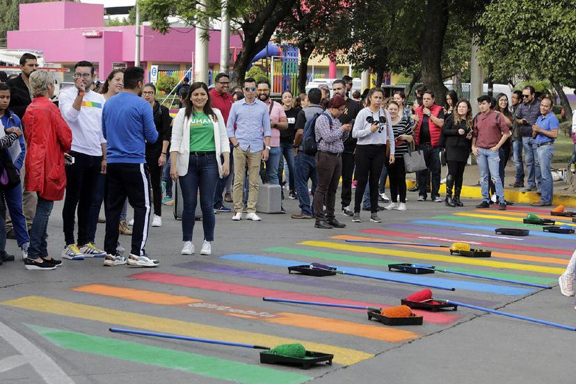 Pinta Claudia Rivera cebras peatonales arcoíris