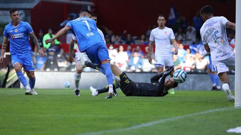 Tuca tiene debut triunfal con Cruz Azul